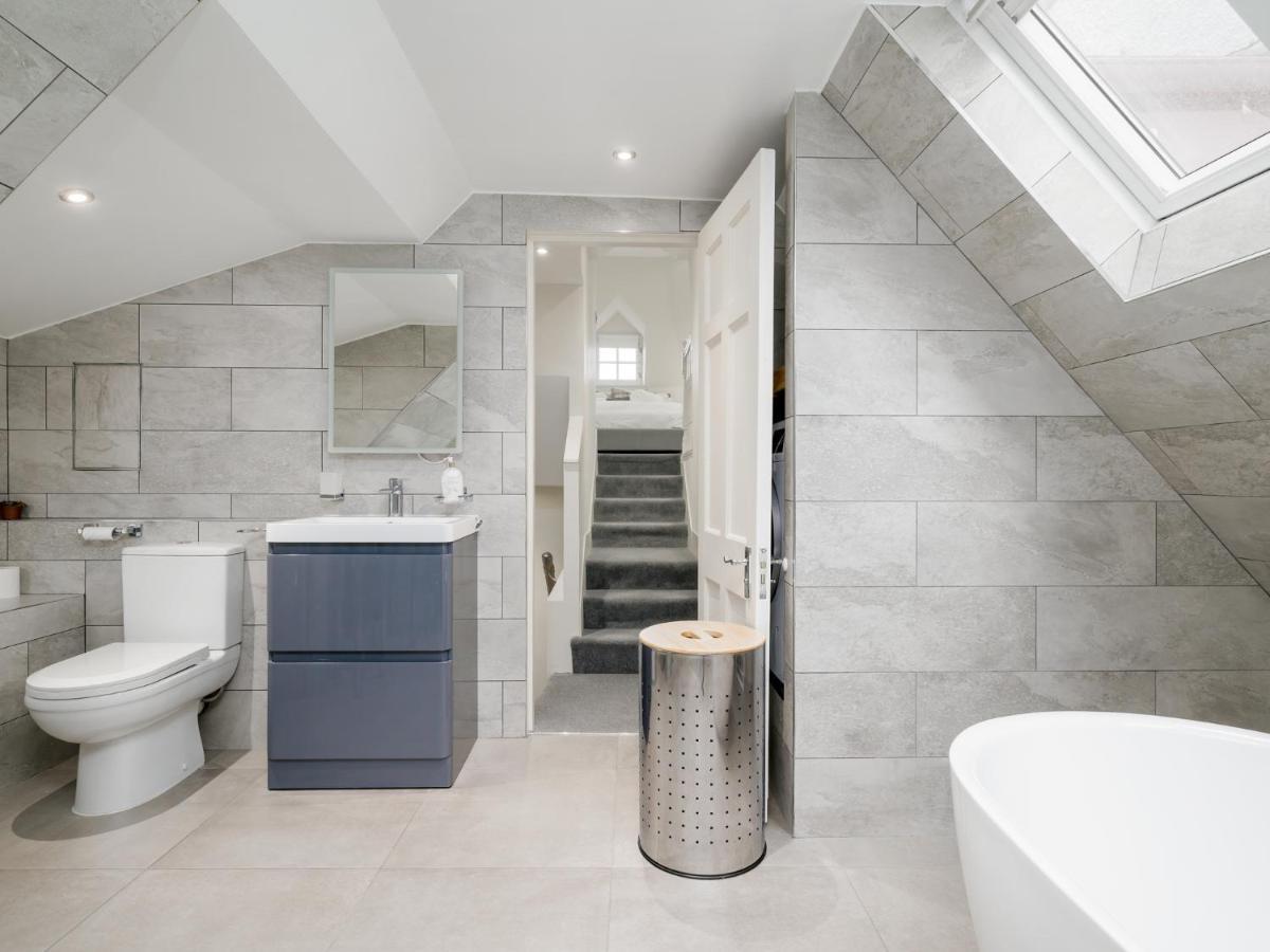 Pass The Keys Historic Ramsay Garden Apt With Balcony Views Edinburgh Bagian luar foto