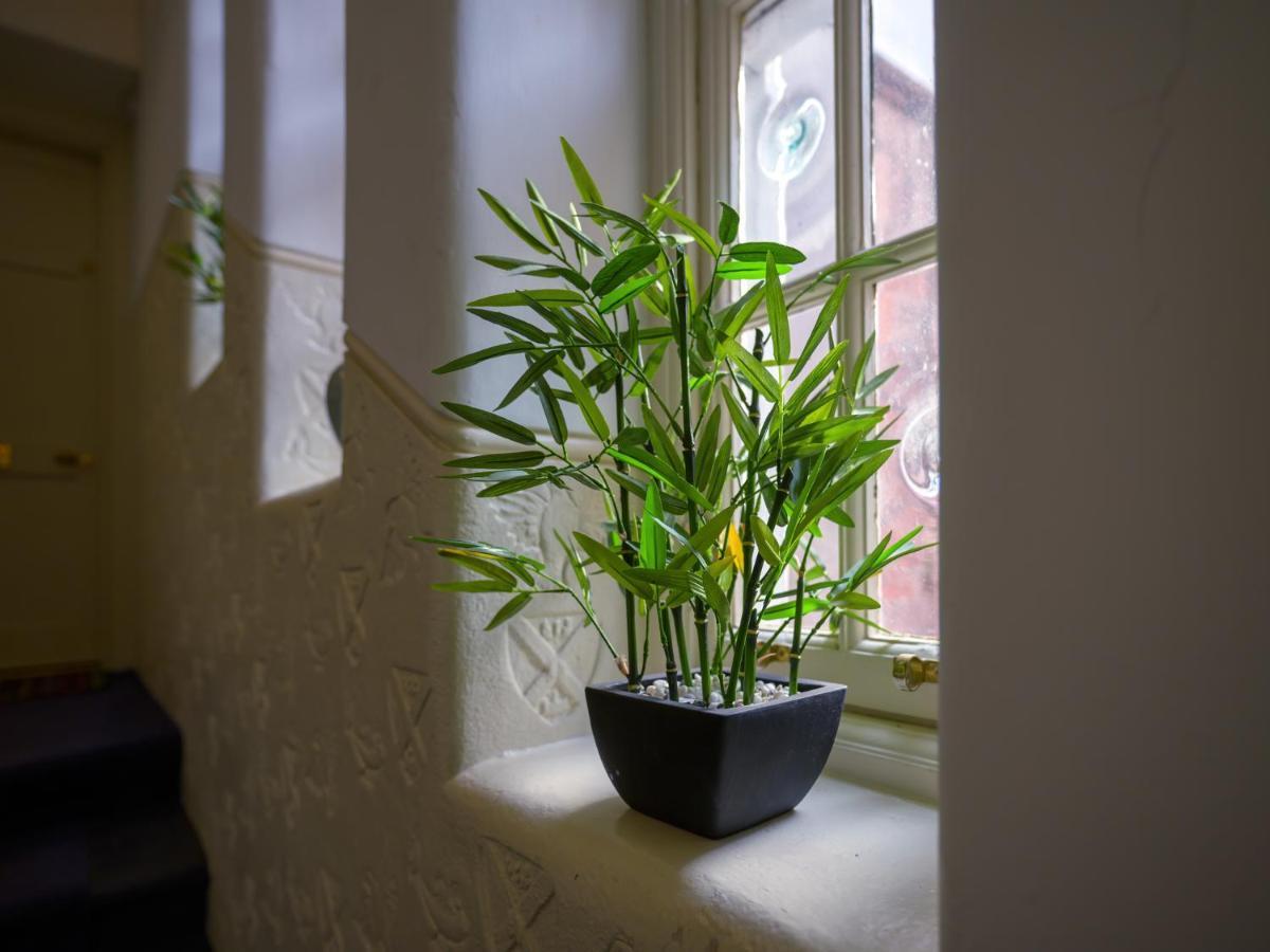 Pass The Keys Historic Ramsay Garden Apt With Balcony Views Edinburgh Bagian luar foto