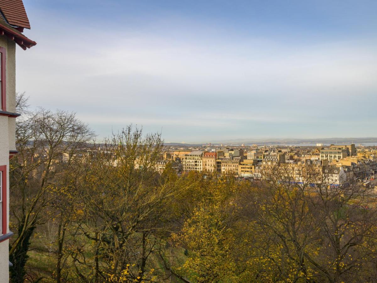 Pass The Keys Historic Ramsay Garden Apt With Balcony Views Edinburgh Bagian luar foto