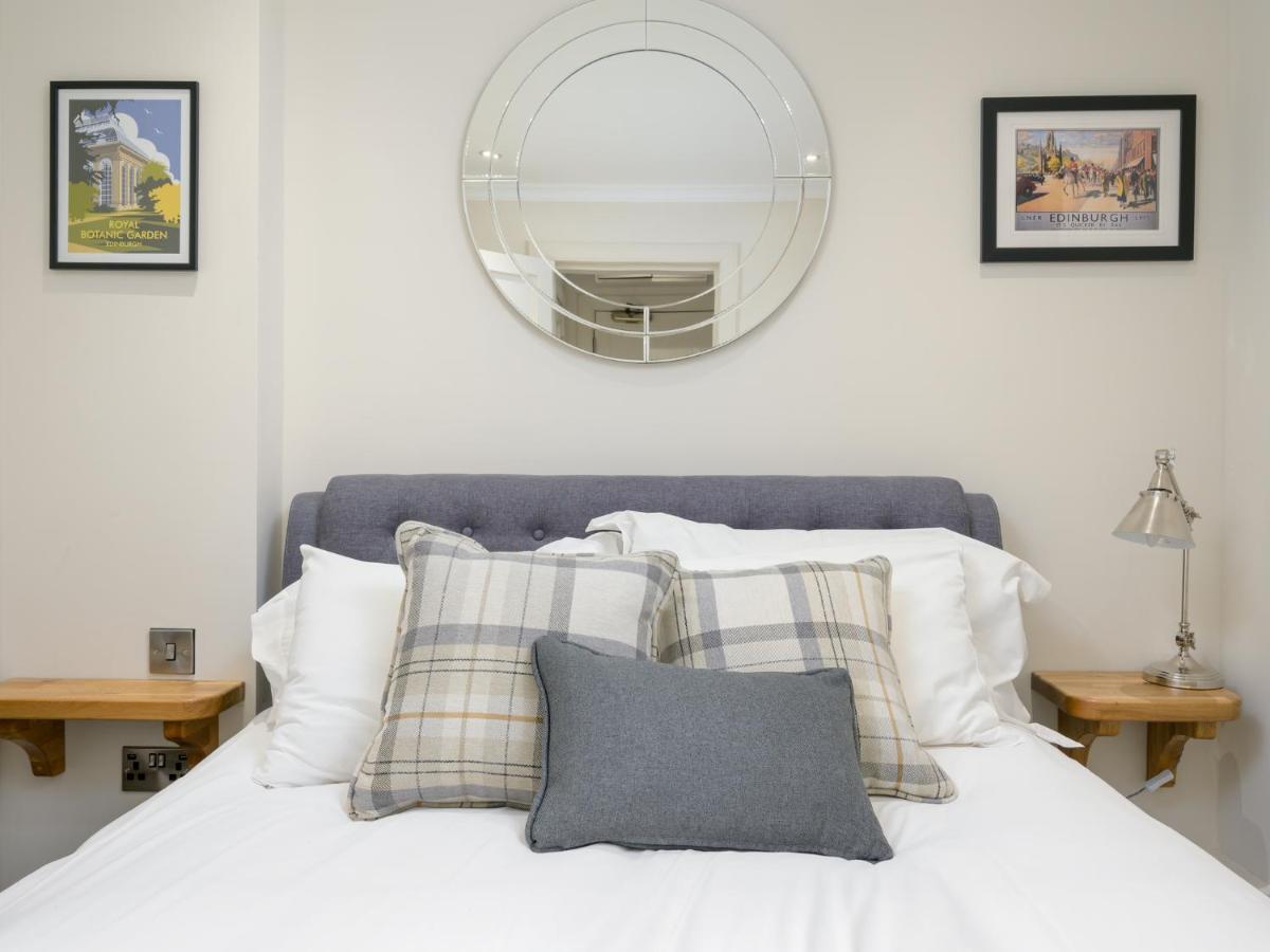 Pass The Keys Historic Ramsay Garden Apt With Balcony Views Edinburgh Bagian luar foto