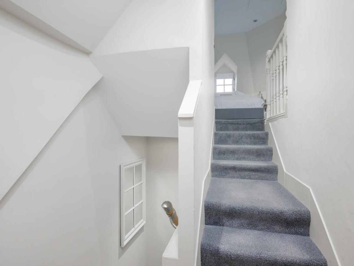 Pass The Keys Historic Ramsay Garden Apt With Balcony Views Edinburgh Bagian luar foto