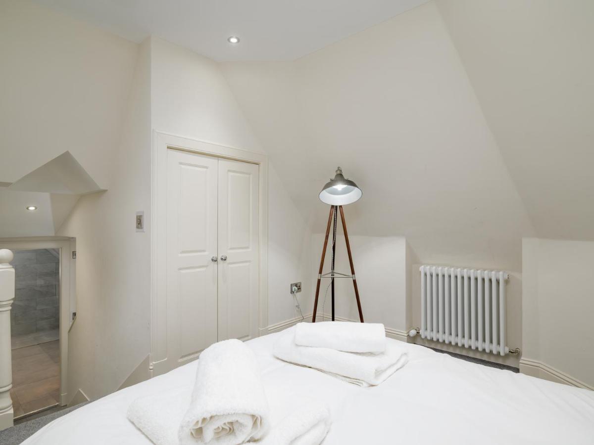 Pass The Keys Historic Ramsay Garden Apt With Balcony Views Edinburgh Bagian luar foto