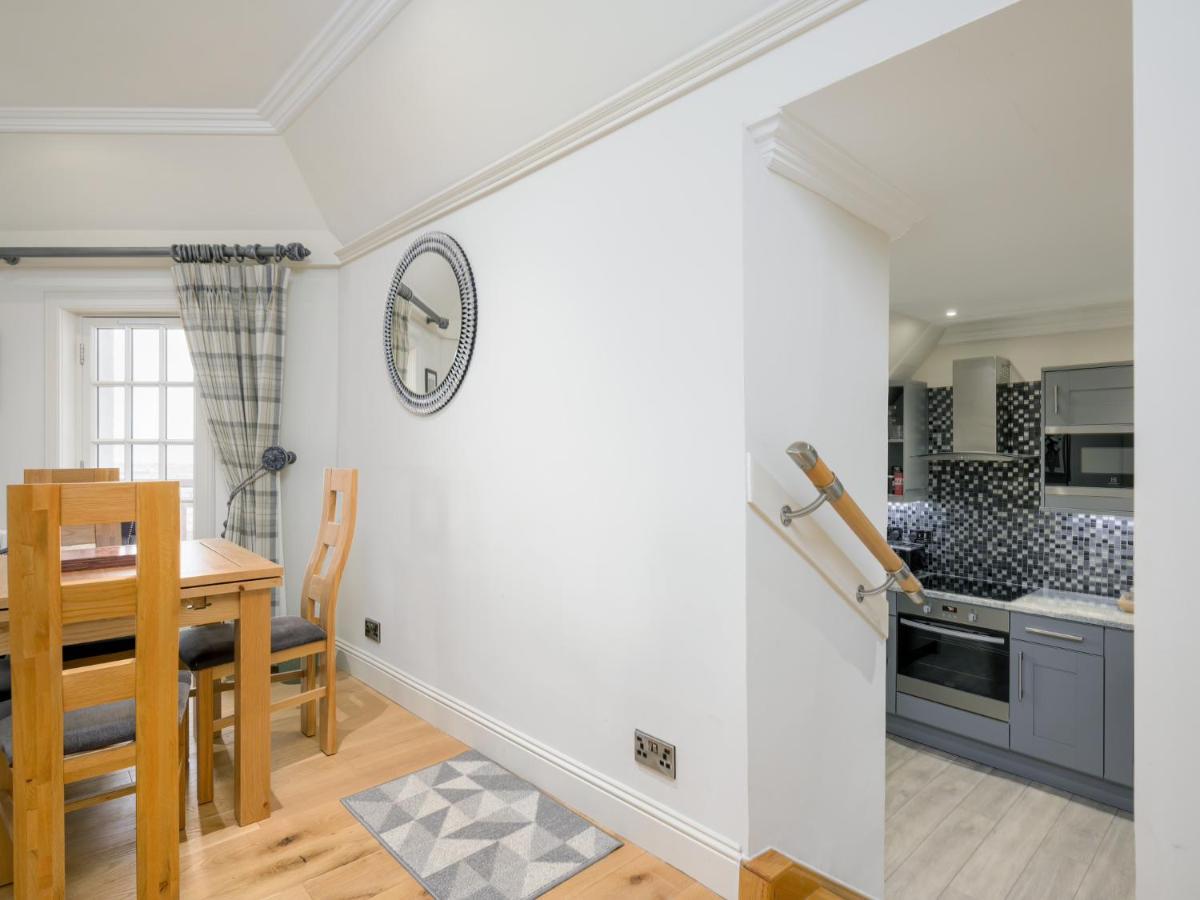 Pass The Keys Historic Ramsay Garden Apt With Balcony Views Edinburgh Bagian luar foto