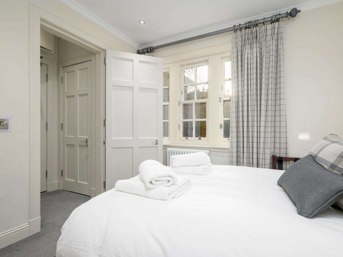 Pass The Keys Historic Ramsay Garden Apt With Balcony Views Edinburgh Bagian luar foto
