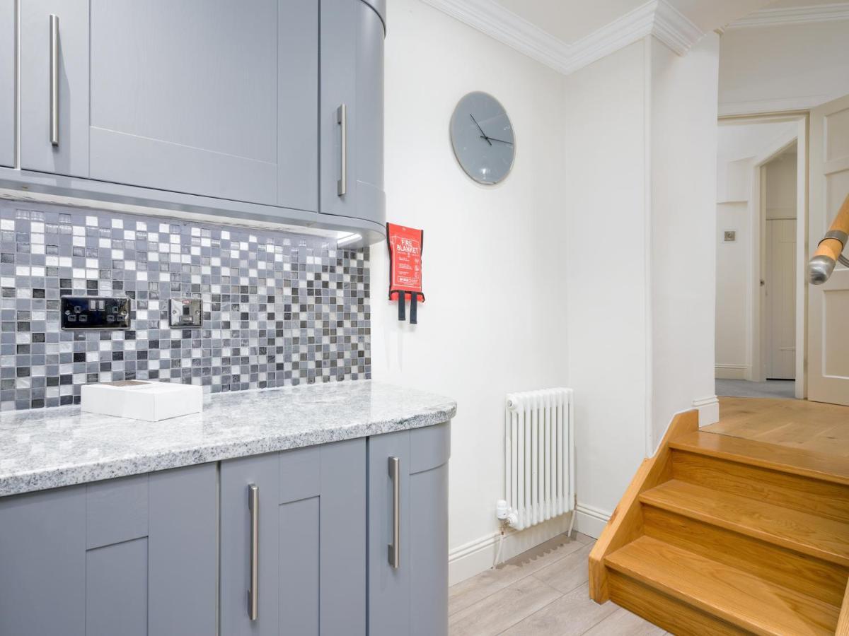Pass The Keys Historic Ramsay Garden Apt With Balcony Views Edinburgh Bagian luar foto