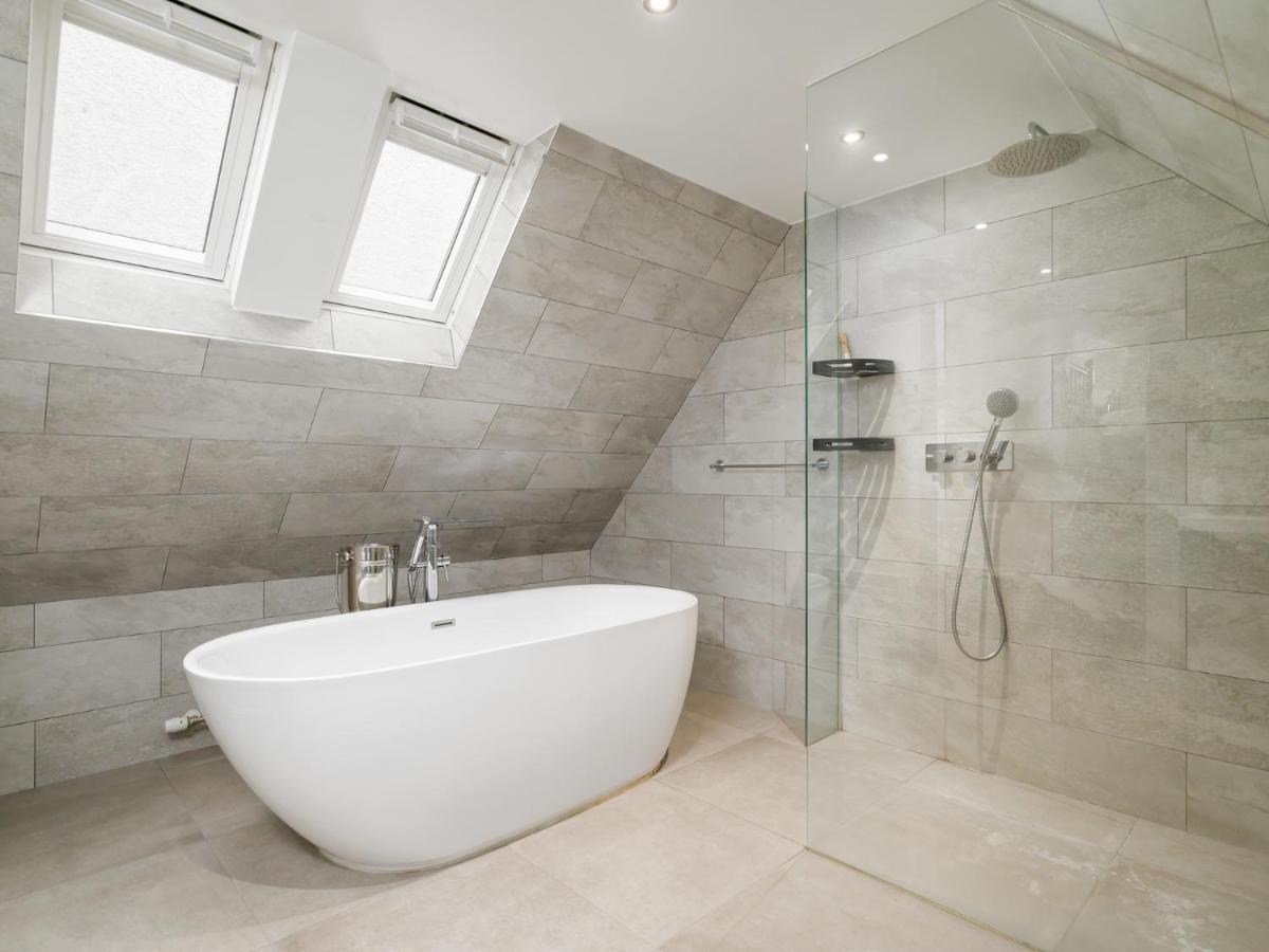 Pass The Keys Historic Ramsay Garden Apt With Balcony Views Edinburgh Bagian luar foto