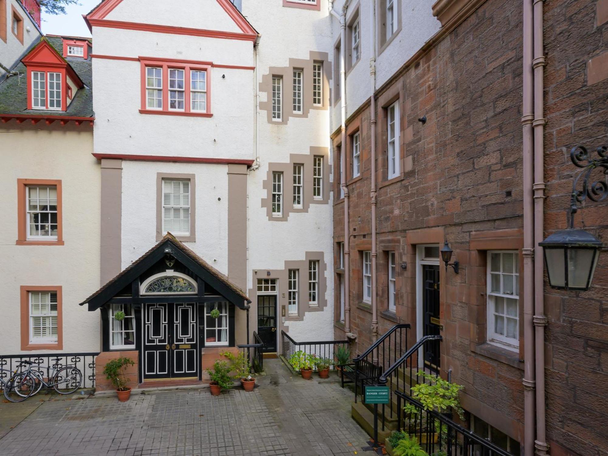 Pass The Keys Historic Ramsay Garden Apt With Balcony Views Edinburgh Bagian luar foto